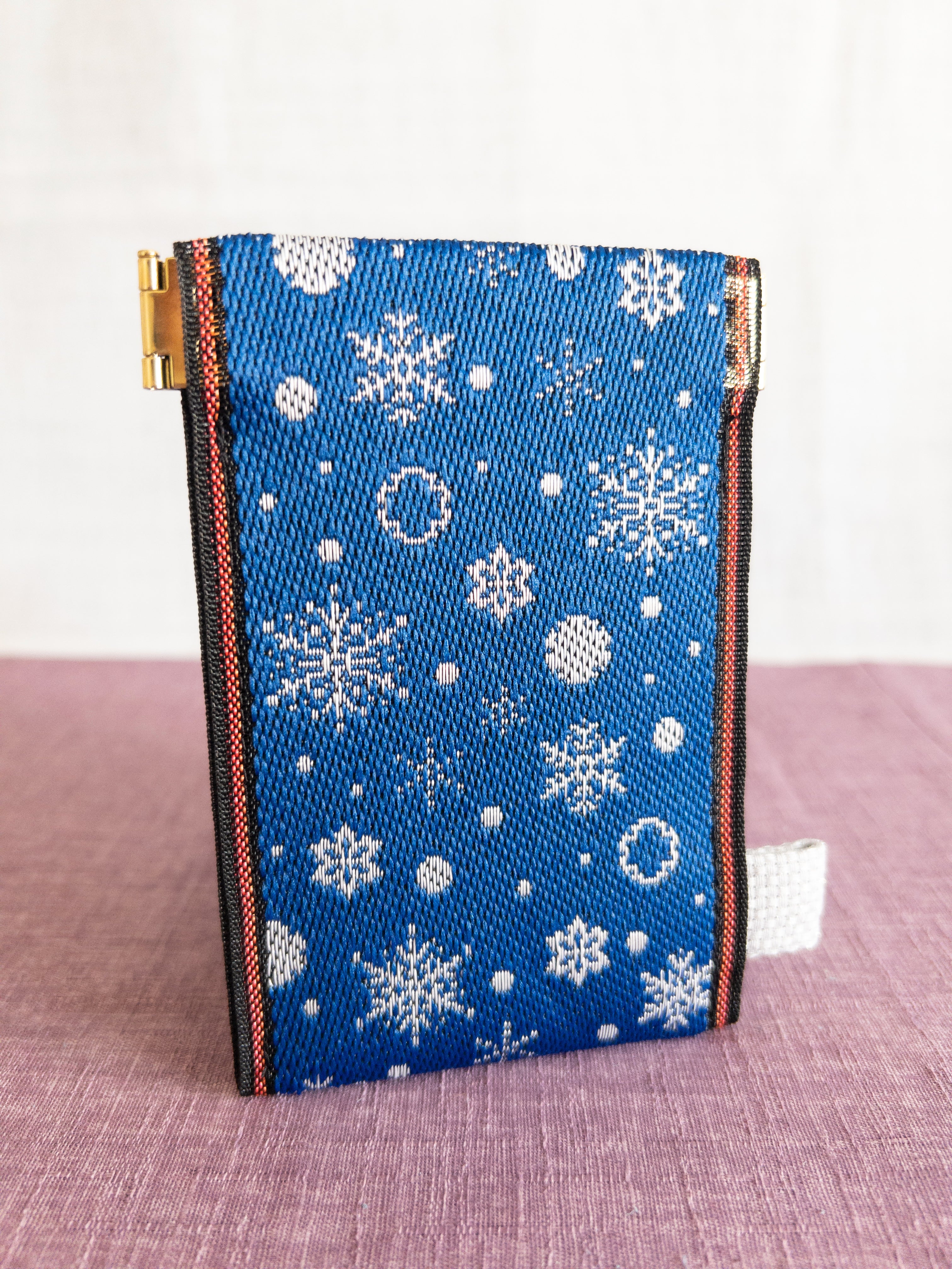 Spring clasp Pouch - Snowflakes (Blue)