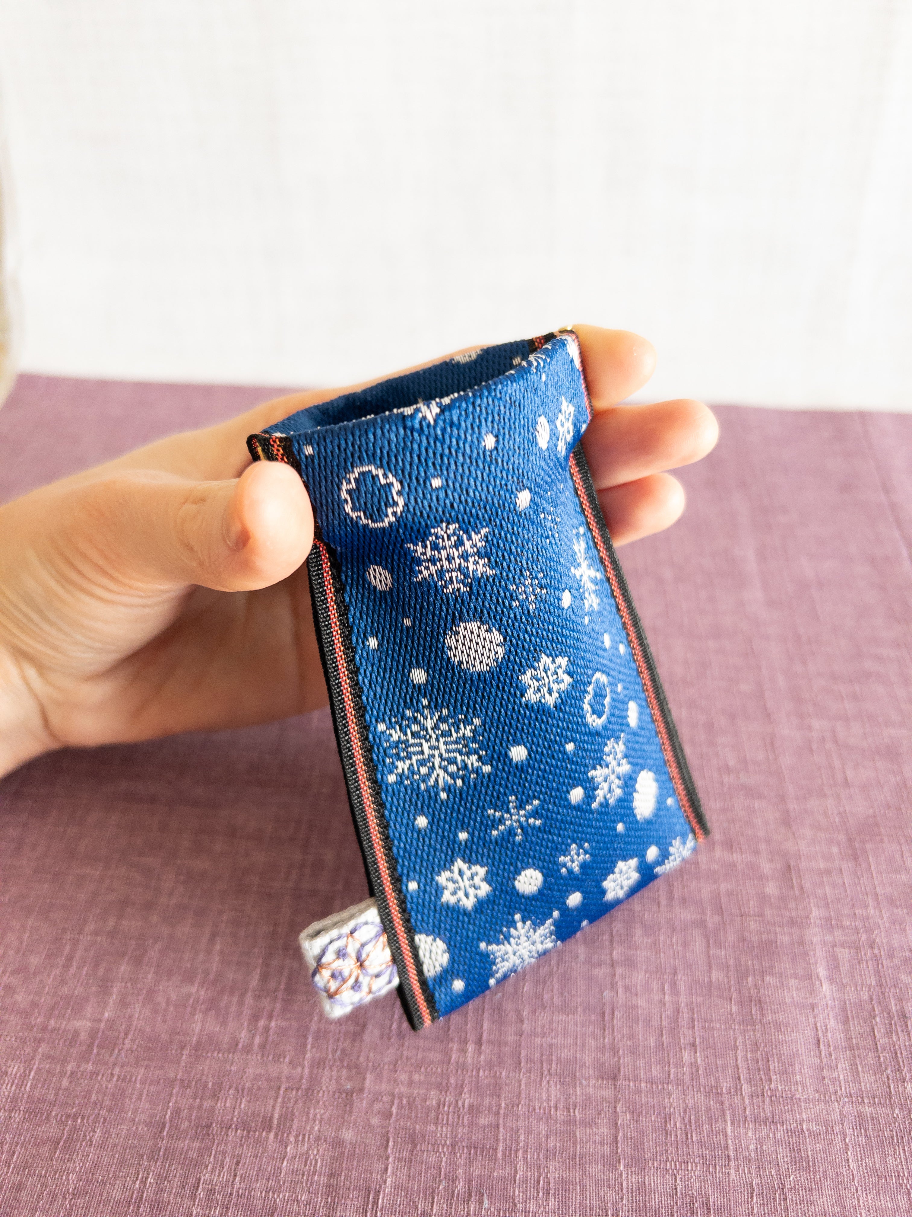 Spring clasp Pouch - Snowflakes (Blue)