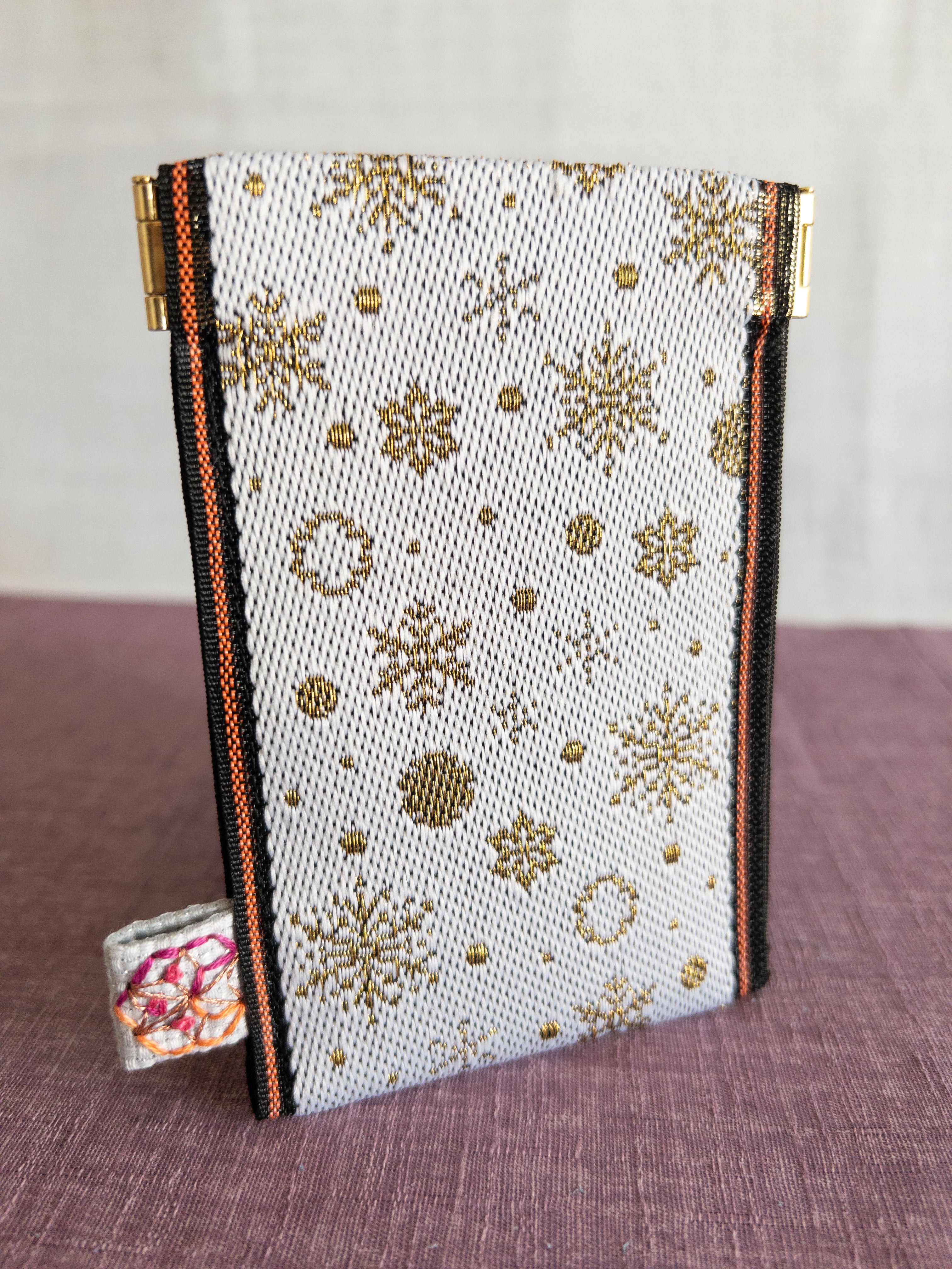 Spring clasp Pouch - Snowflakes (White)