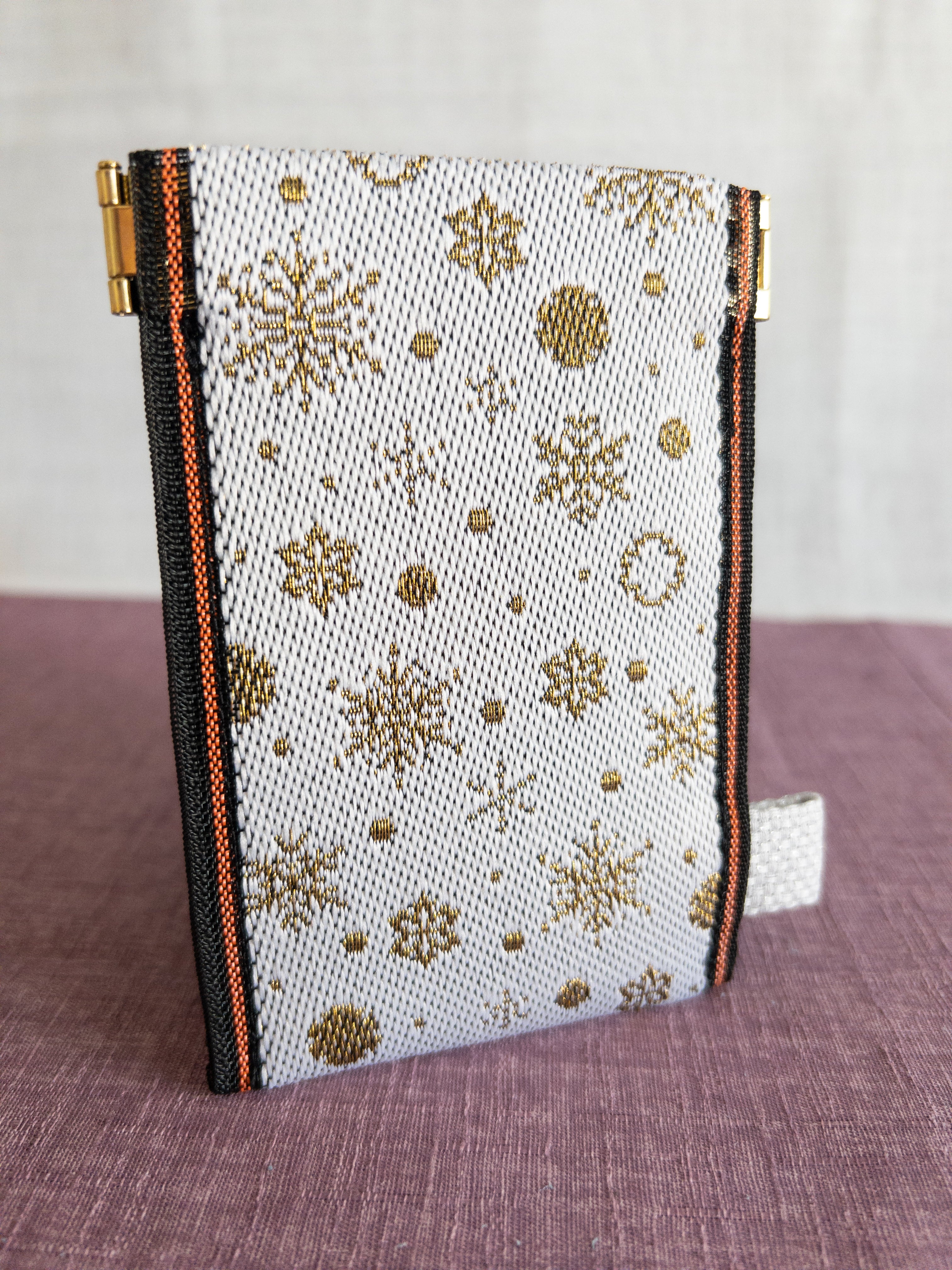 Spring clasp Pouch - Snowflakes (White)