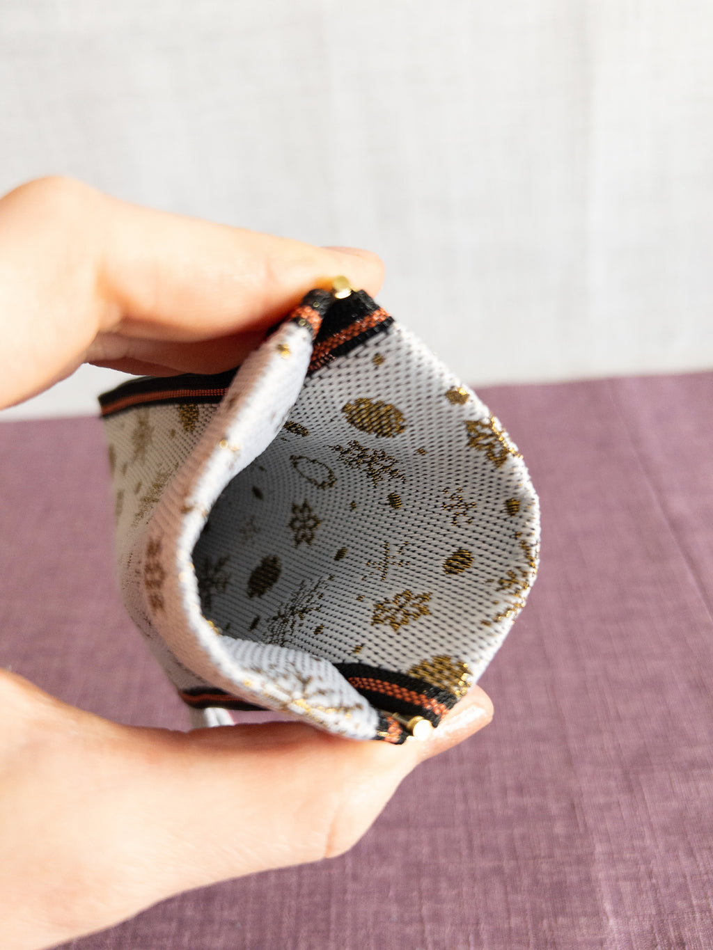 Spring clasp Pouch - Snowflakes (White)