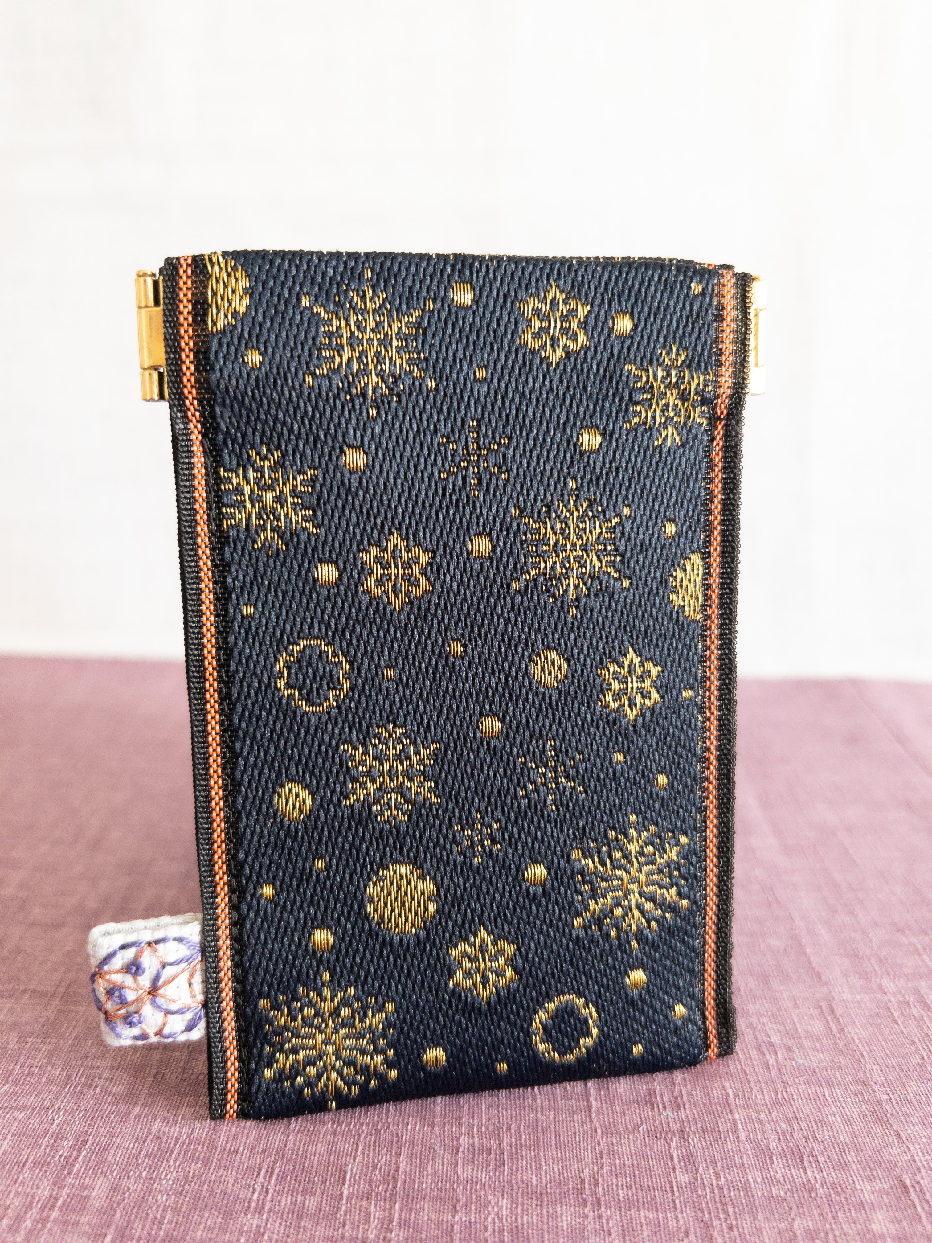 Spring clasp Pouch - Snowflakes (Black)
