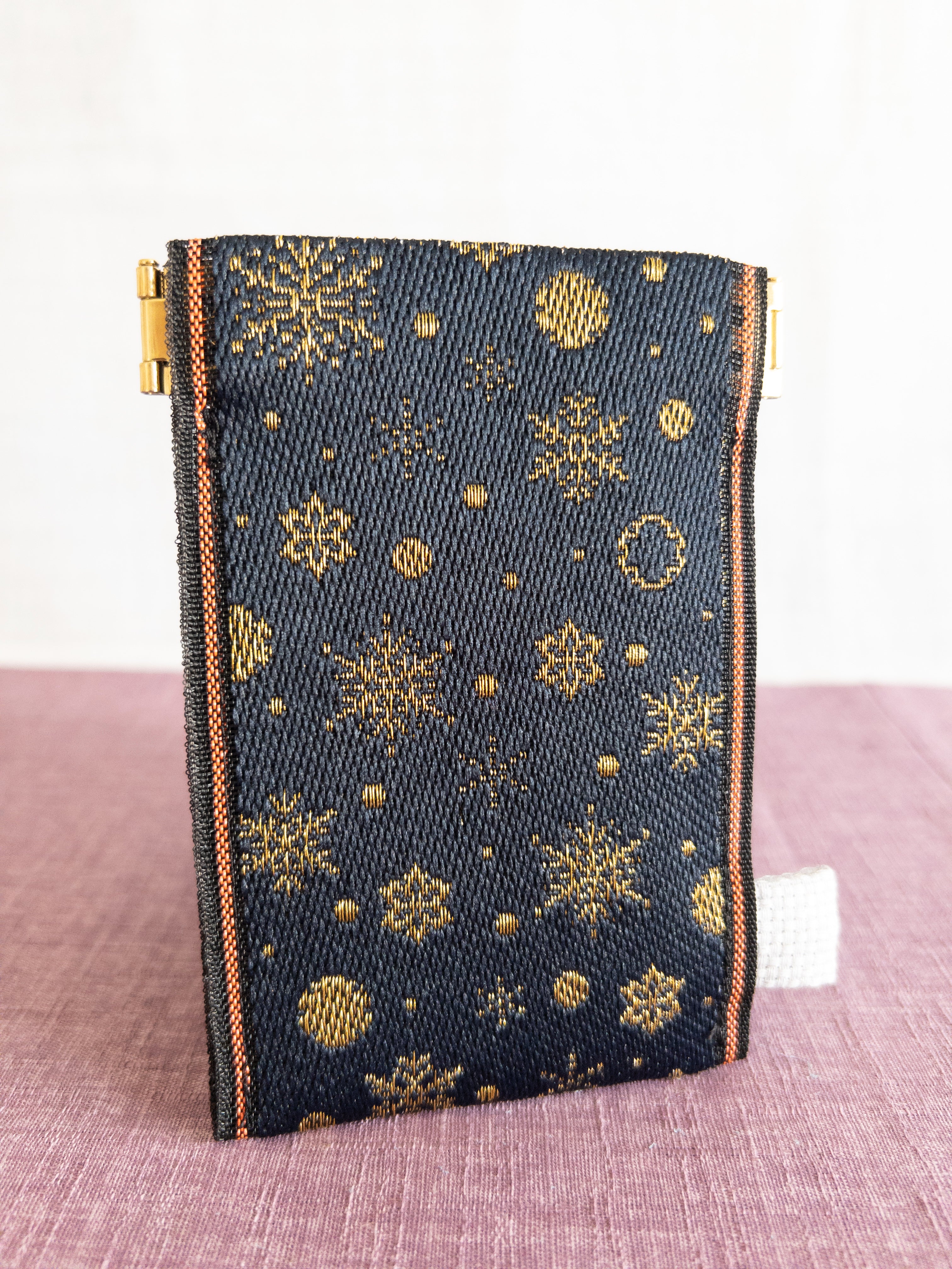 Spring clasp Pouch - Snowflakes (Black)
