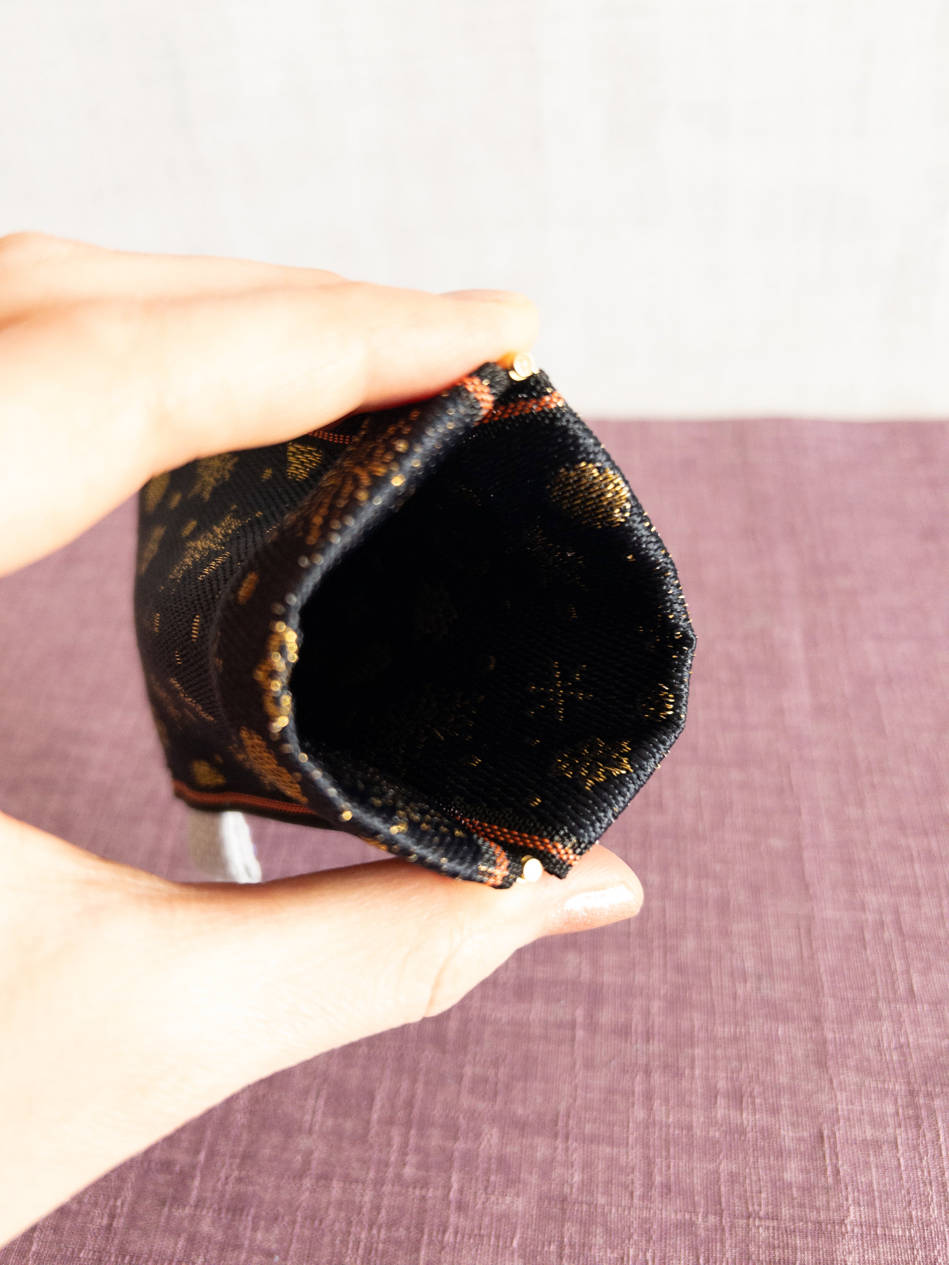Spring clasp Pouch - Snowflakes (Black)