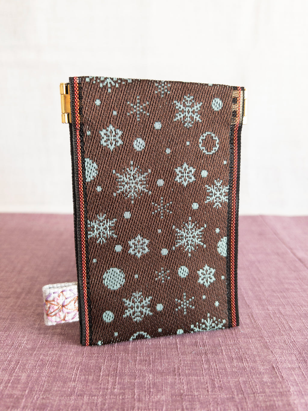 Spring clasp Pouch - Snowflakes (Brown)