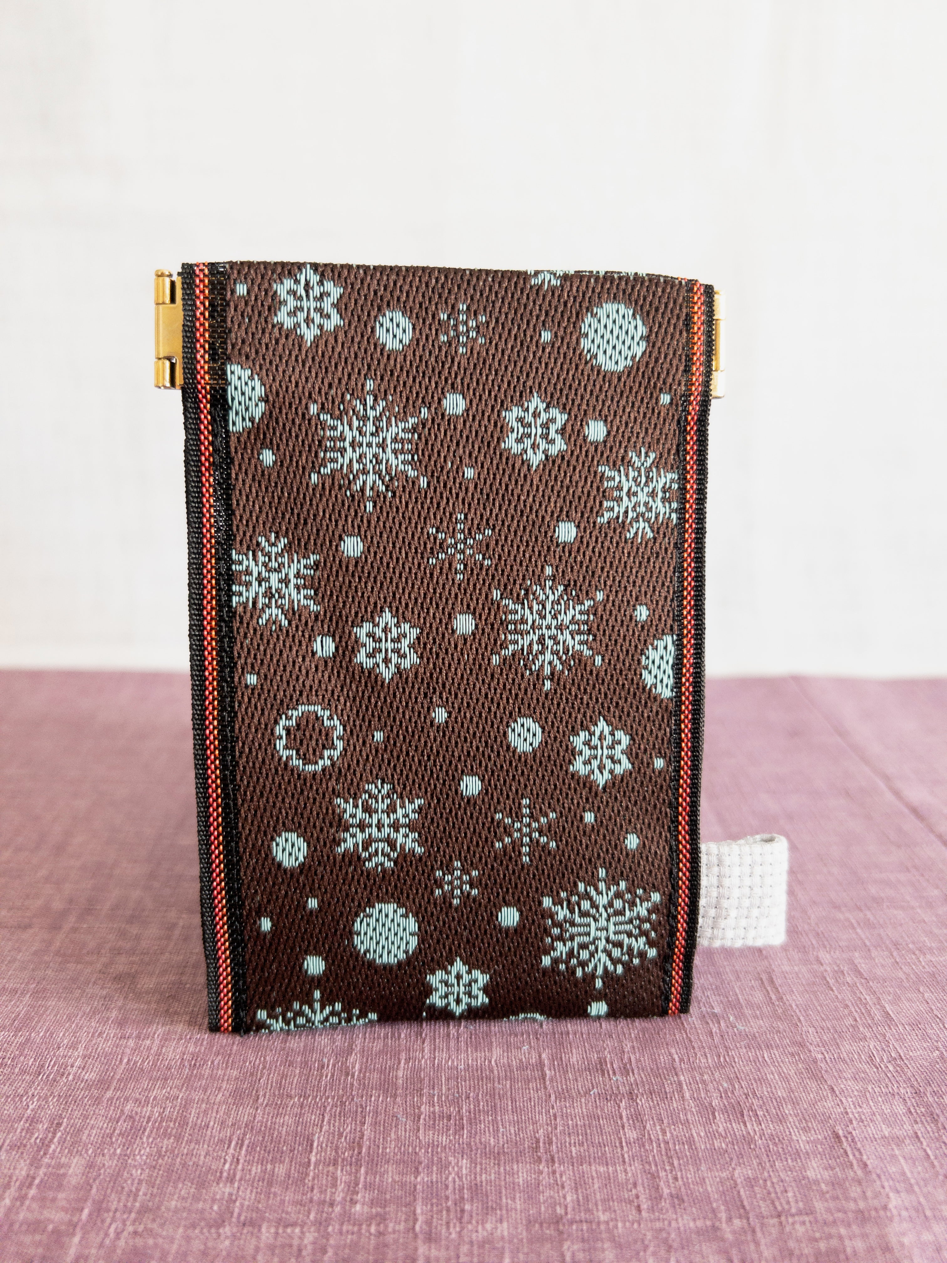 Spring clasp Pouch - Snowflakes (Brown)