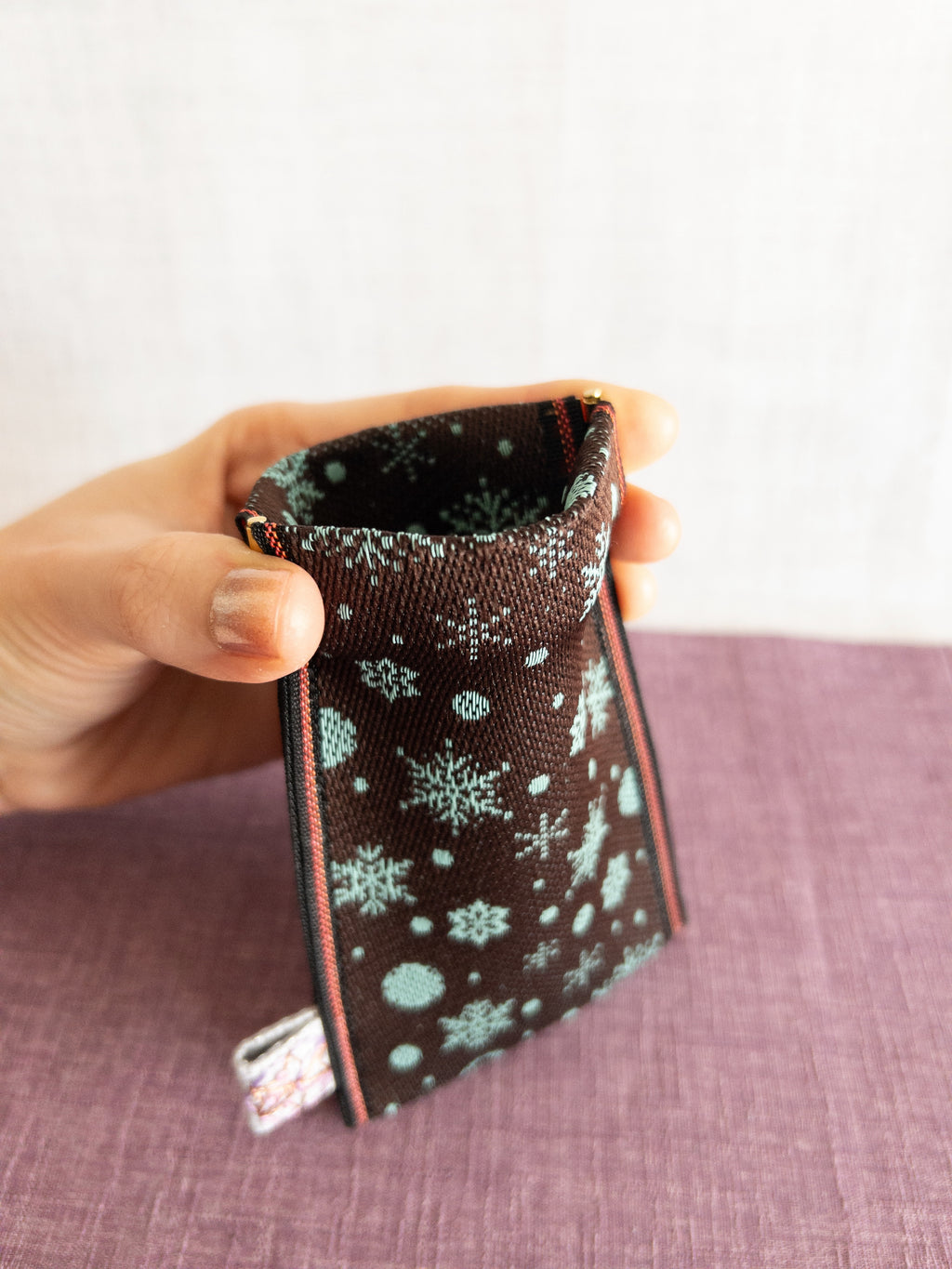 Spring clasp Pouch - Snowflakes (Brown)