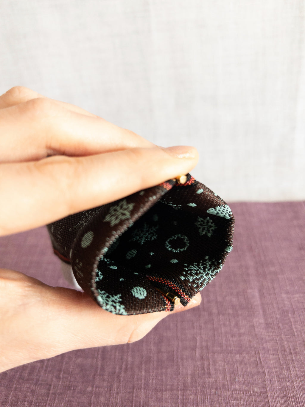 Spring clasp Pouch - Snowflakes (Brown)