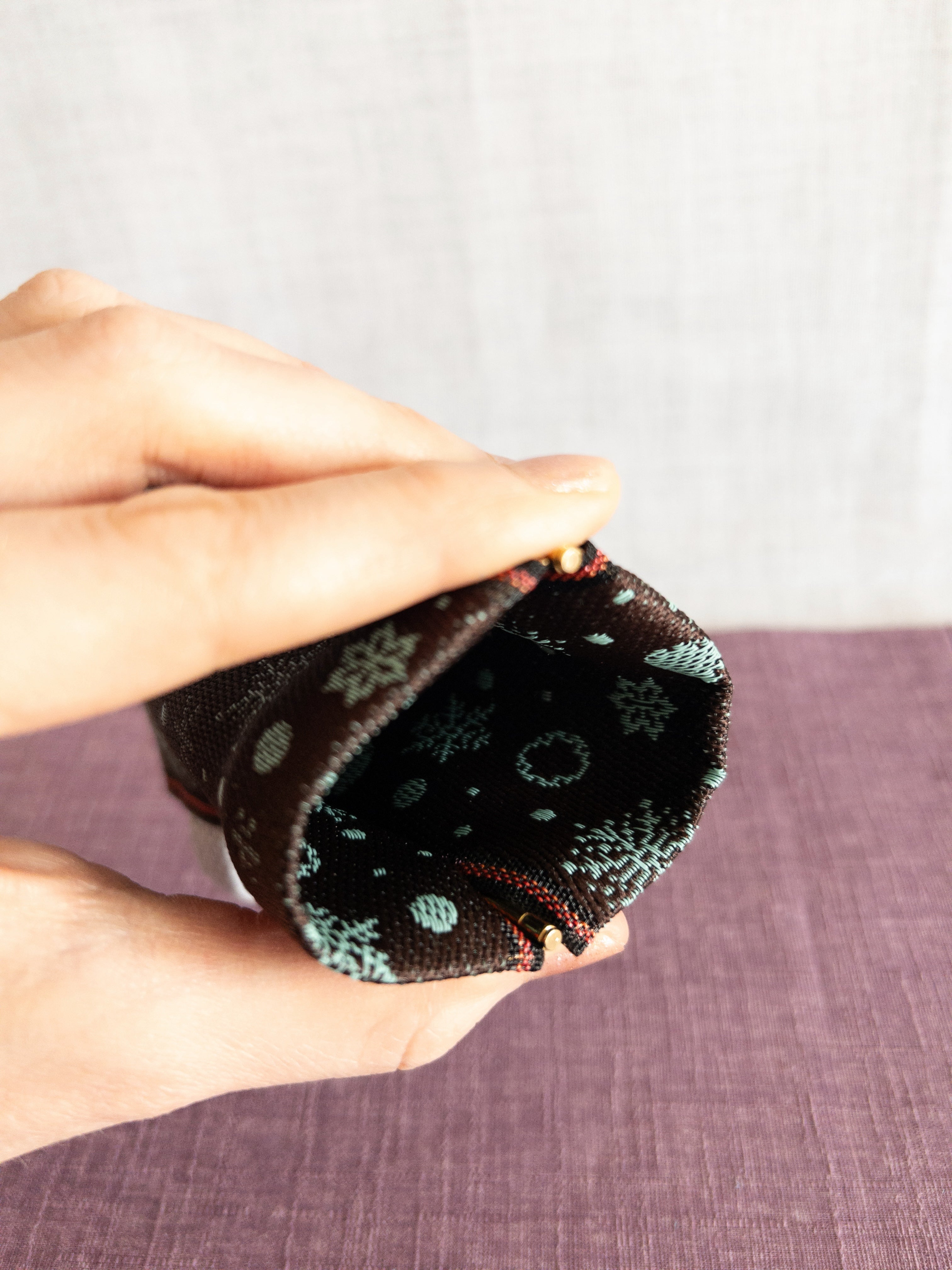 Spring clasp Pouch - Snowflakes (Brown)
