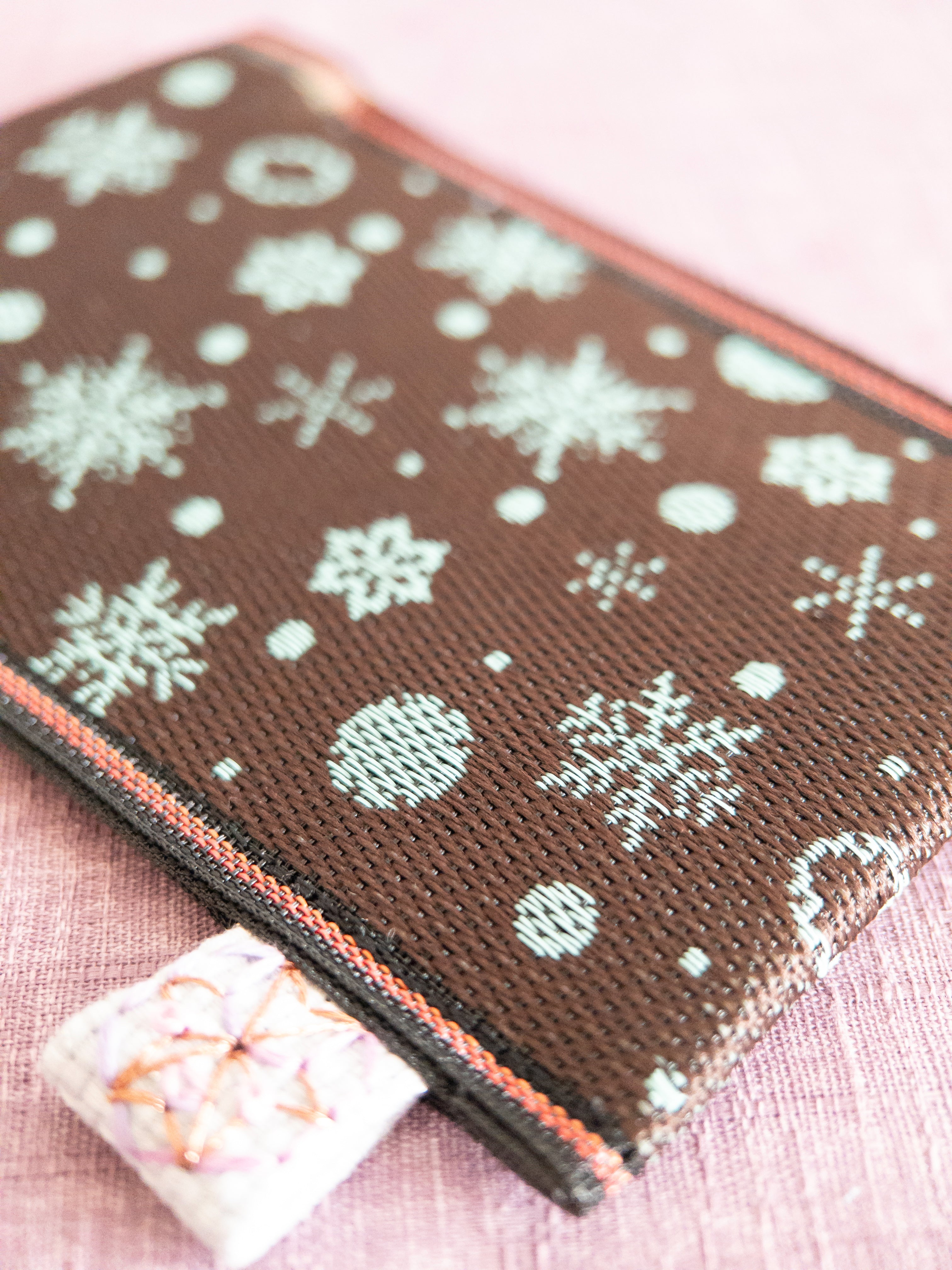 Spring clasp Pouch - Snowflakes (Brown)