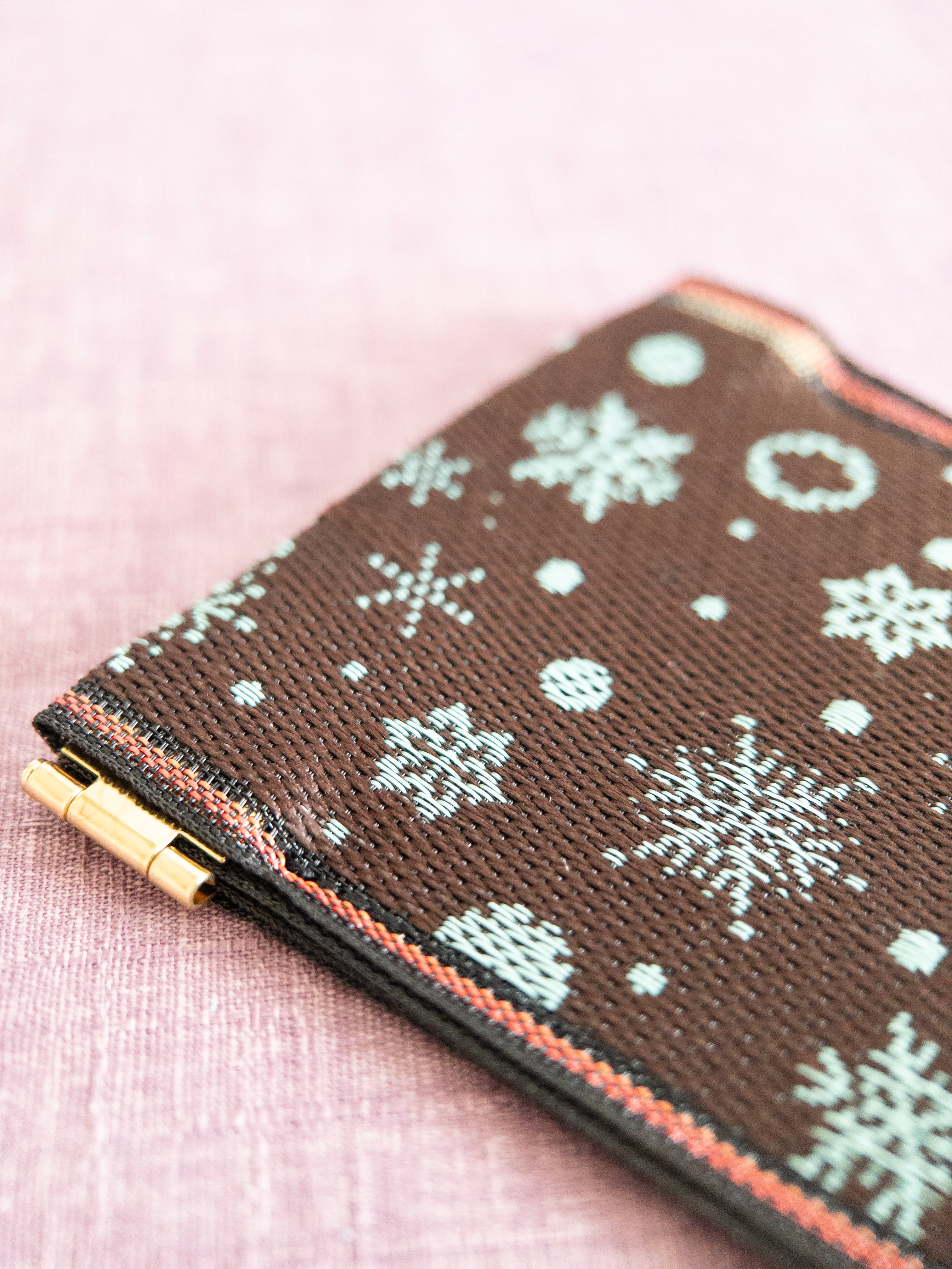 Spring clasp Pouch - Snowflakes (Brown)