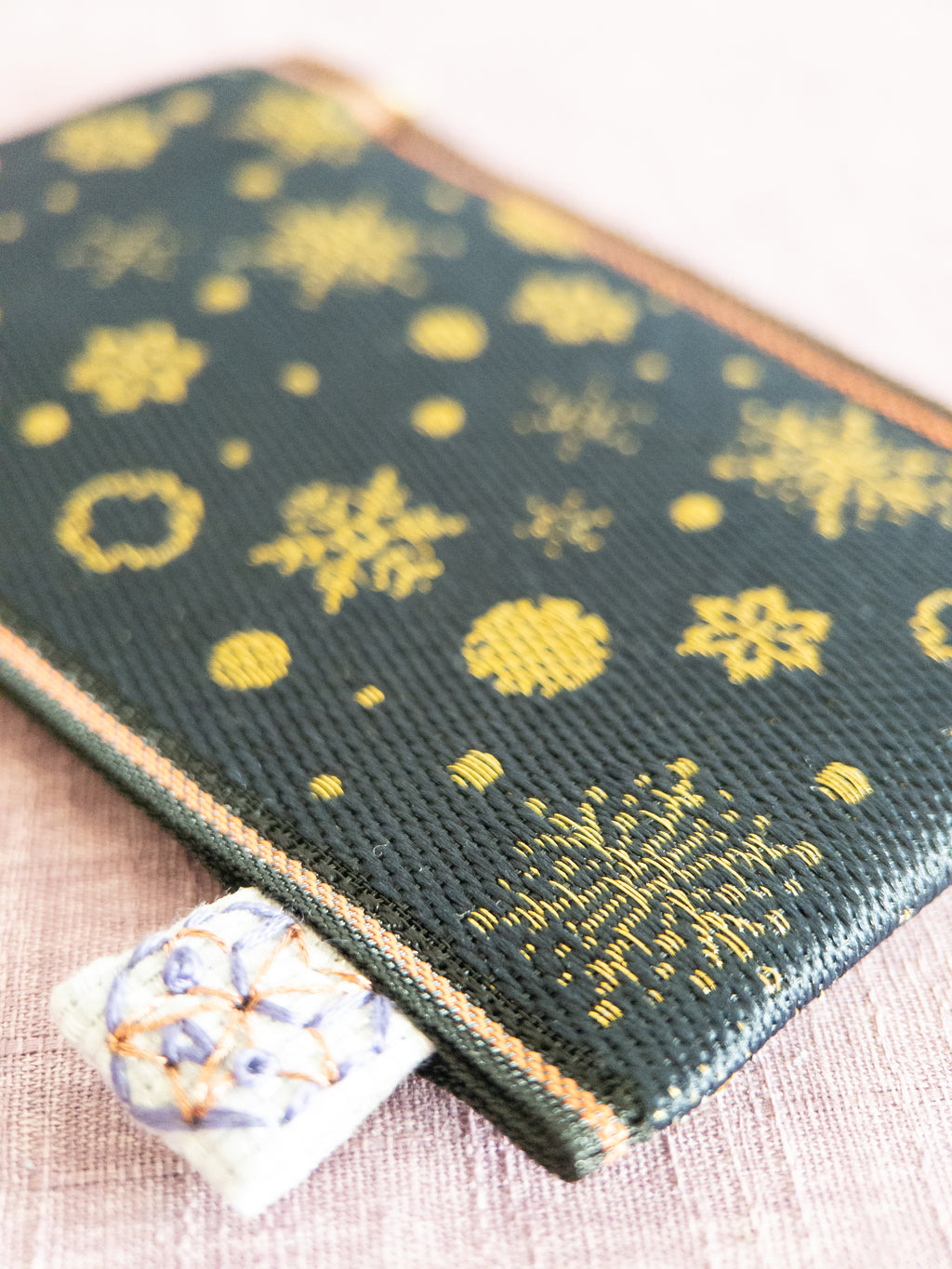 Spring clasp Pouch - Snowflakes (Black)