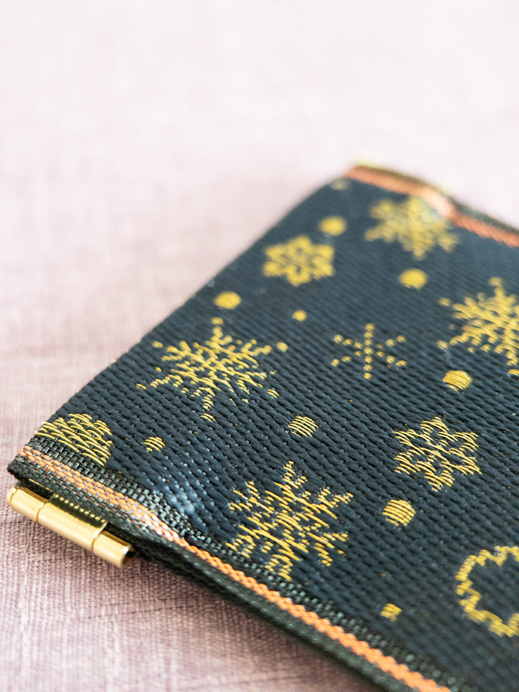 Spring clasp Pouch - Snowflakes (Black)