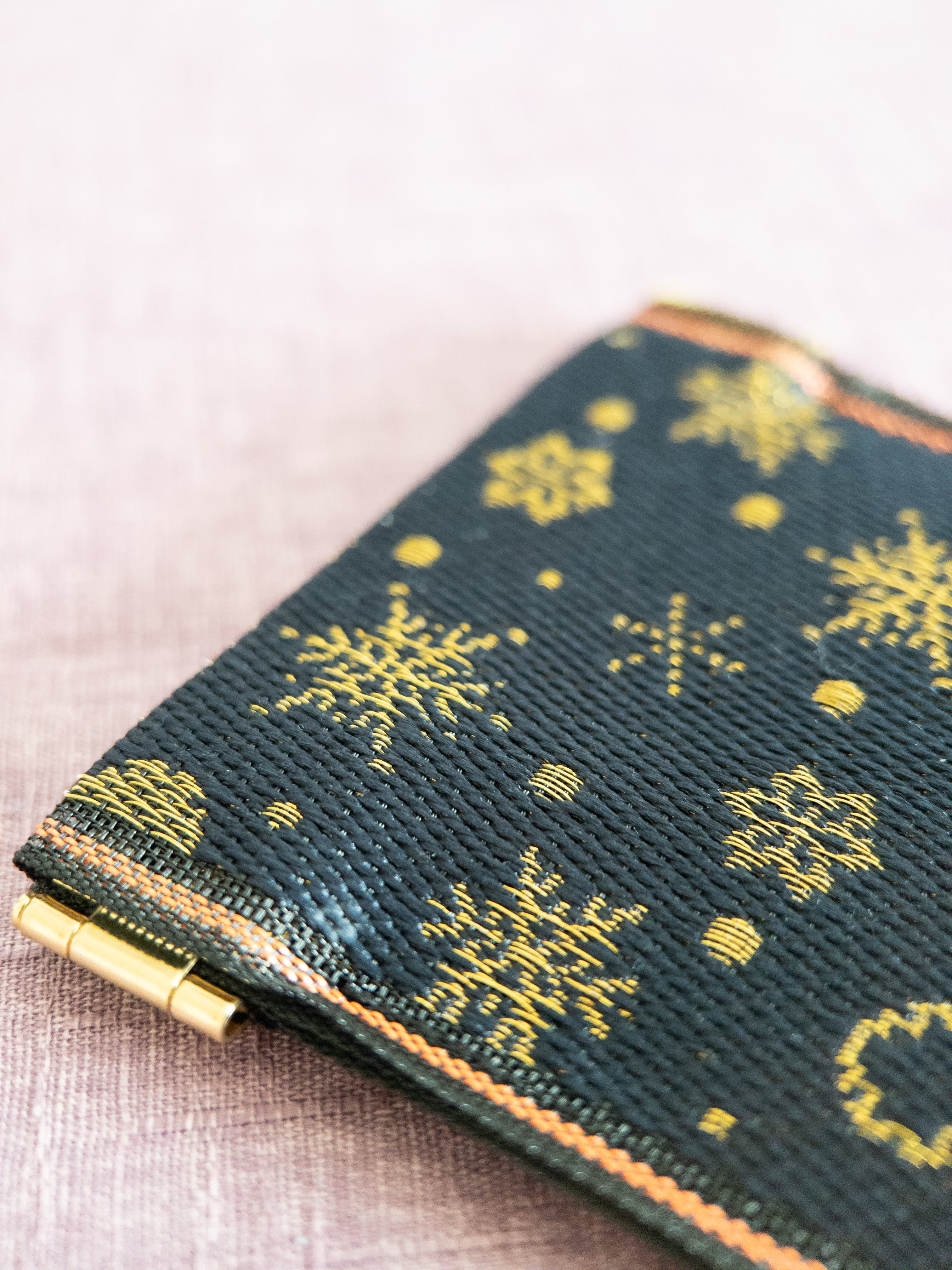 Spring clasp Pouch - Snowflakes (Black)