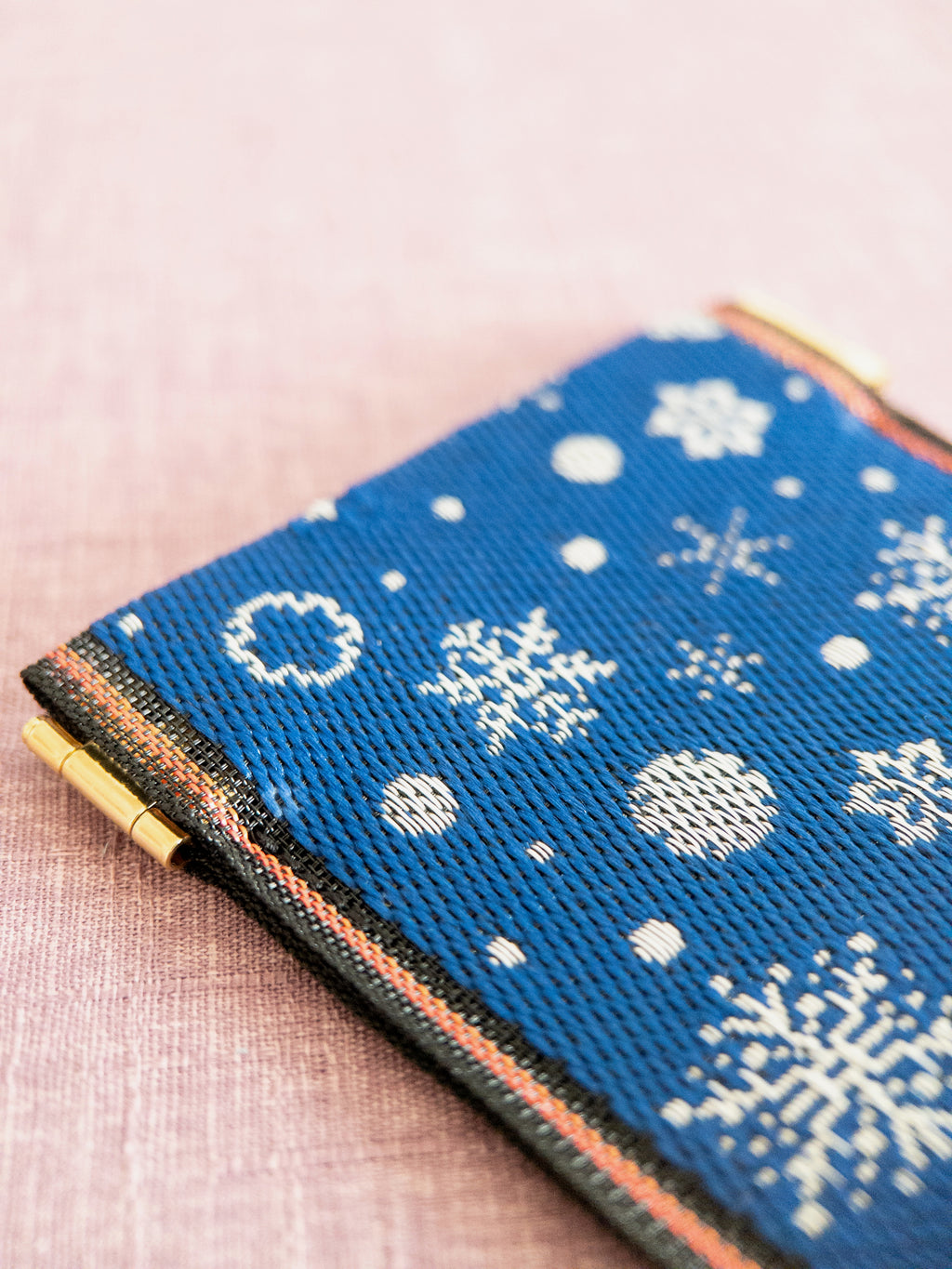 Spring clasp Pouch - Snowflakes (Blue)