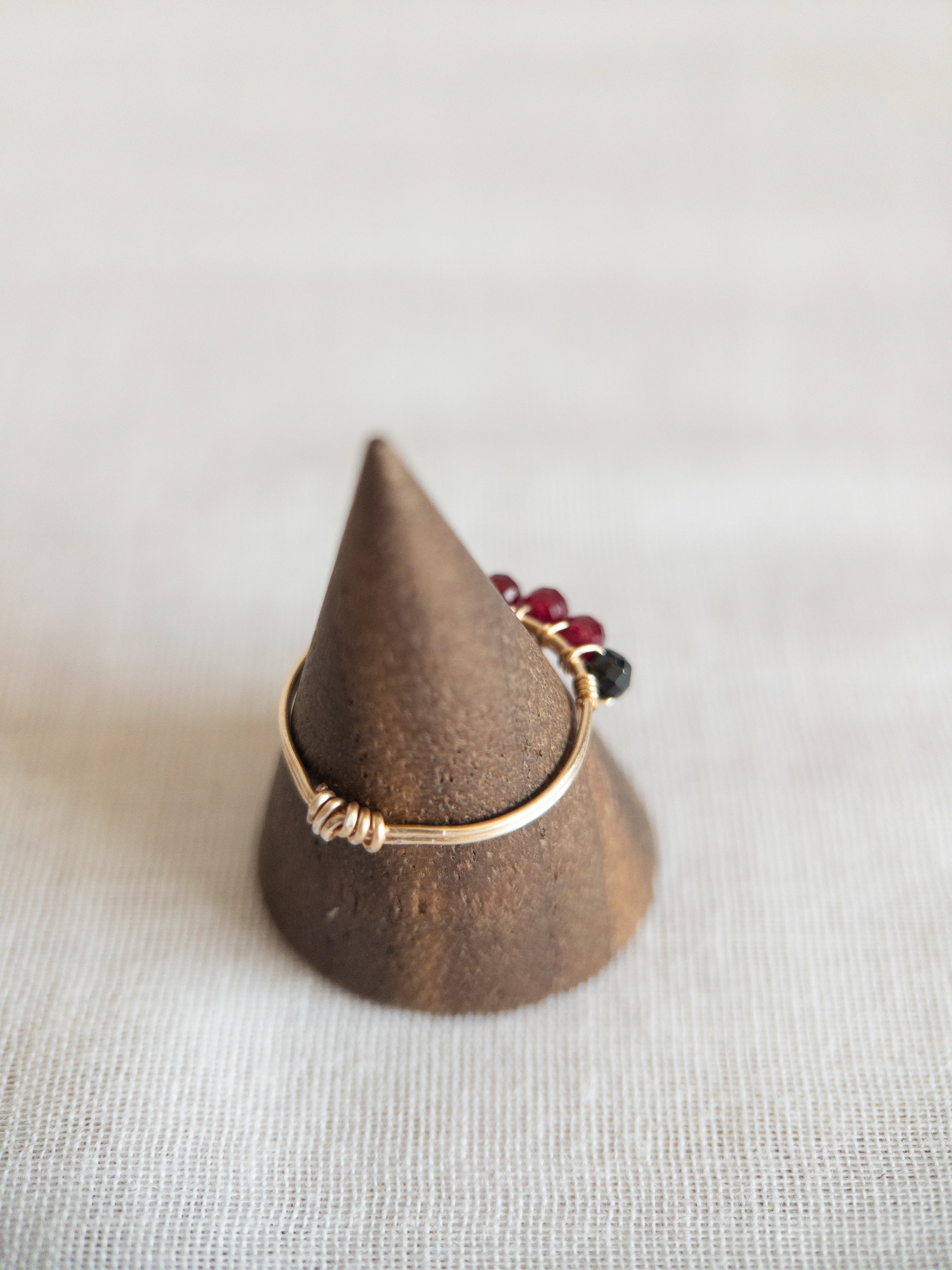 Bague - Doré / Rouge & Noir