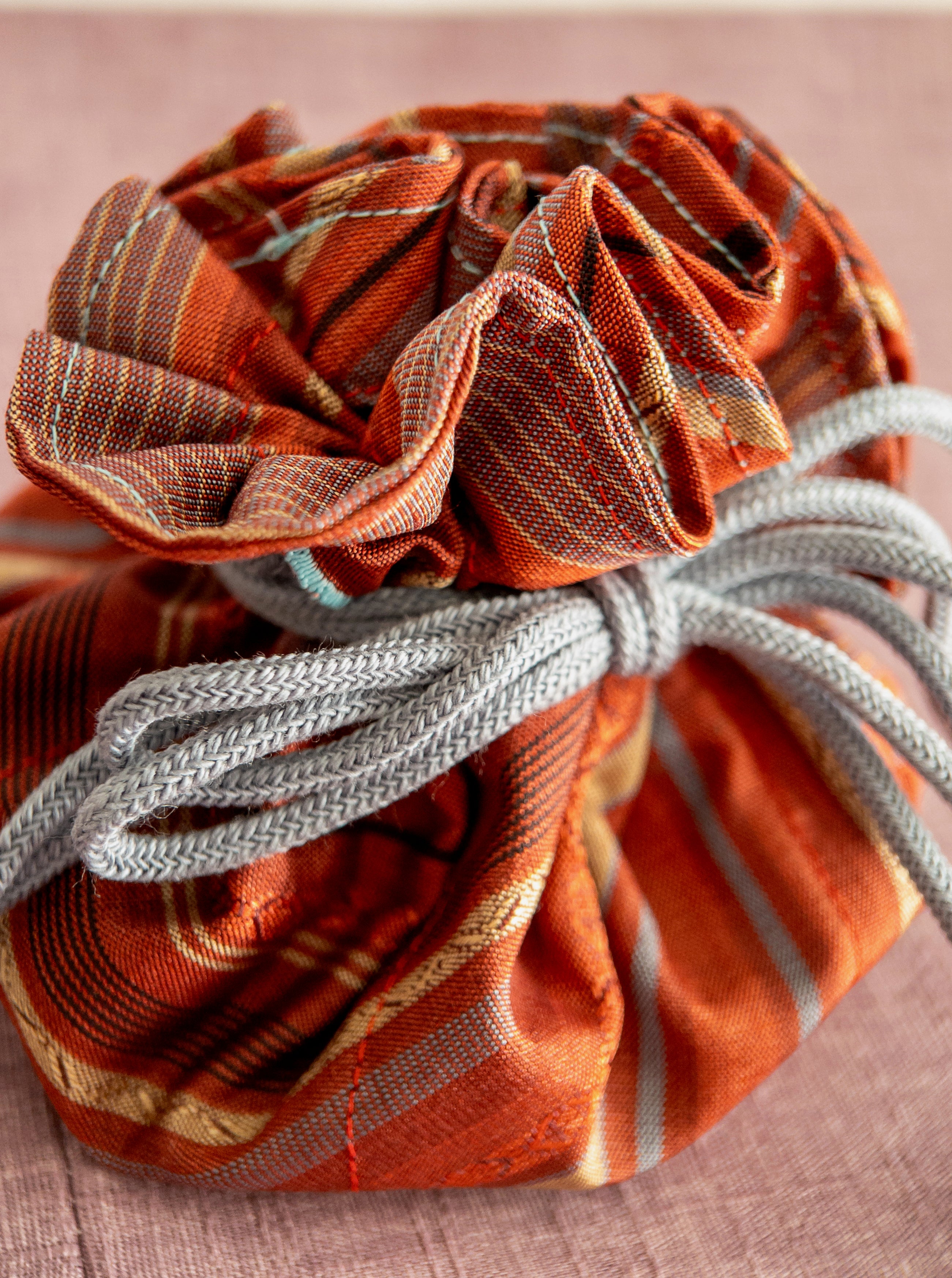 巾着ジュエリーポーチ - 赤と青のライン